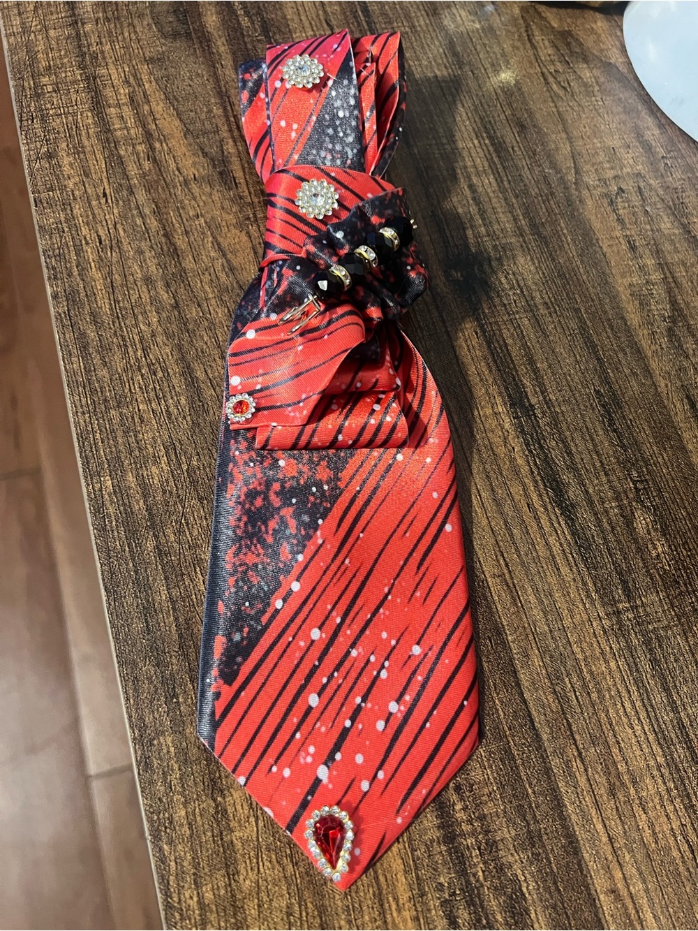 Red Patterned Men's Tie with Decorative Accents
